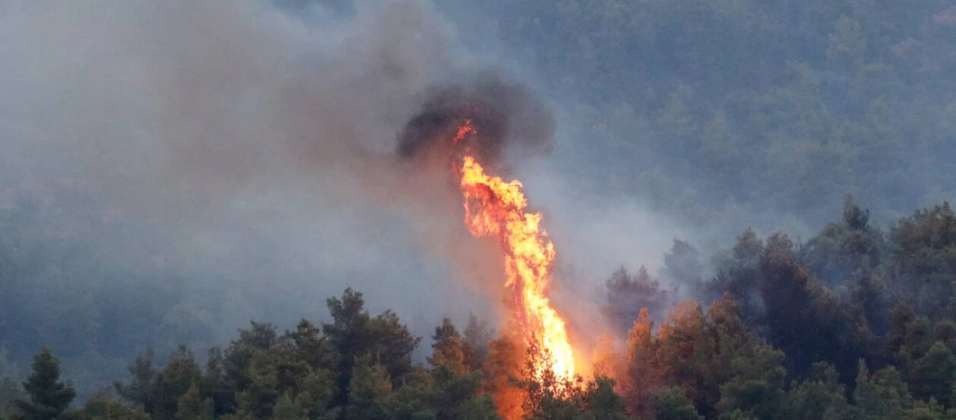 Φωτιά στο Μενίδι - Πνέει πολύ ισχυρός άνεμος